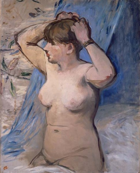 Femme nue se coiffant